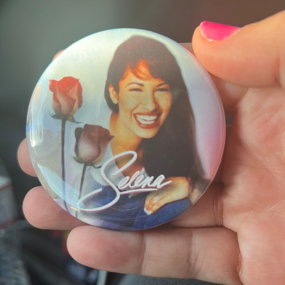 Selena Quintanilla button - Picture 1 of 2